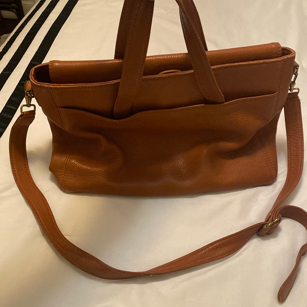 Coach leather tote. Two side pockets, magnetic closure.